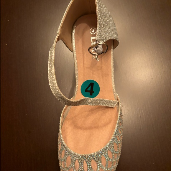 Almost new girl’s silver glitter sandals with heel (kids size 4) - Picture 2 of 4